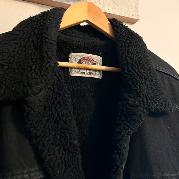 Vintage Levi’s Sherpa denim jacket - Picture 2 of 7